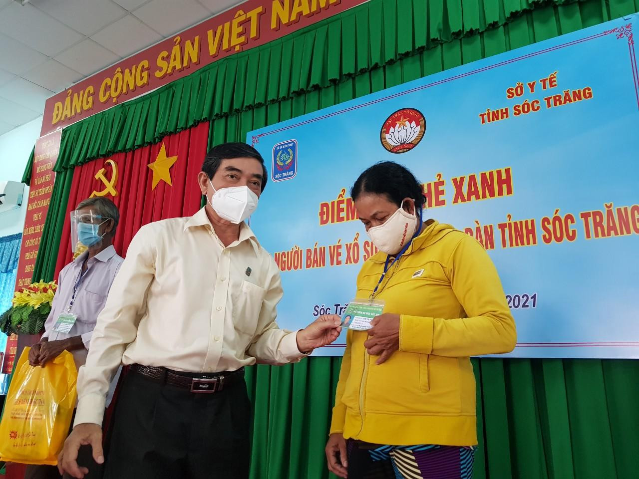 Ông Lê Văn Khanh - Chủ tịch Công ty TNHH MTV Xổ số kiến thiết Sóc Trăng trao thẻ xanh cho người bán vé số lẻ. Ông Lê Văn Khanh - Chủ tịch Công ty TNHH MTV Xổ số kiến thiết Sóc Trăng trao thẻ xanh cho người bán vé số lẻ.