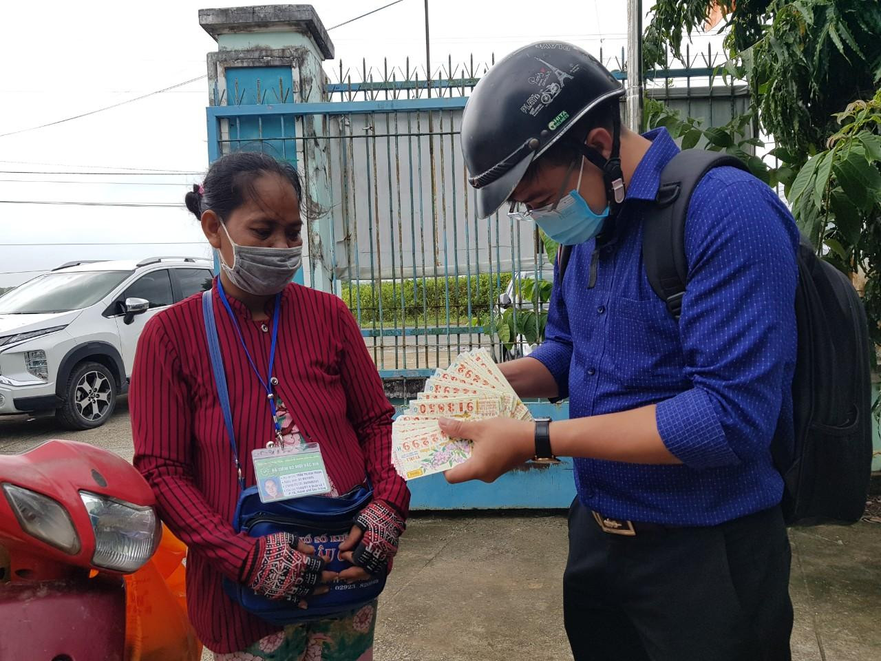 Người bán vé số dạo ở Sóc Trăng được cấp thẻ xanh. Người bán vé số dạo ở Sóc Trăng được cấp thẻ xanh.