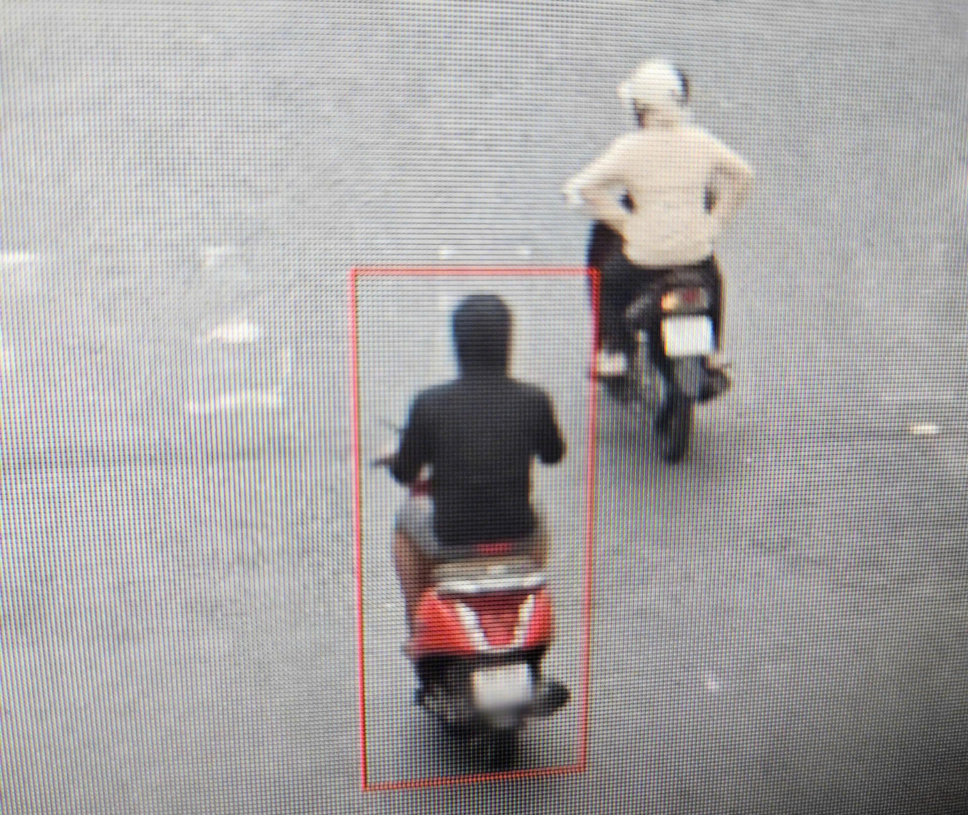 Trần Hoàng Dũng trên đường chạy trốn cùng xe máy của nạn nhân. Ảnh Hoàng Đô.