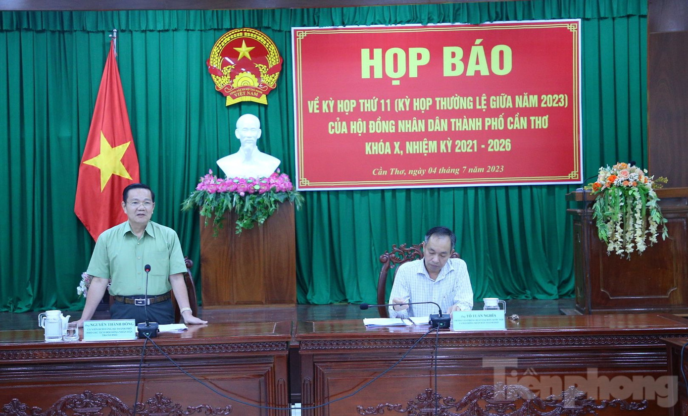 Ông Nguyễn Thành Đông - Phó Chủ tịch HĐND TP. Cần Thơ phát biểu tại buổi họp báo. Ảnh: Nhật Huy.