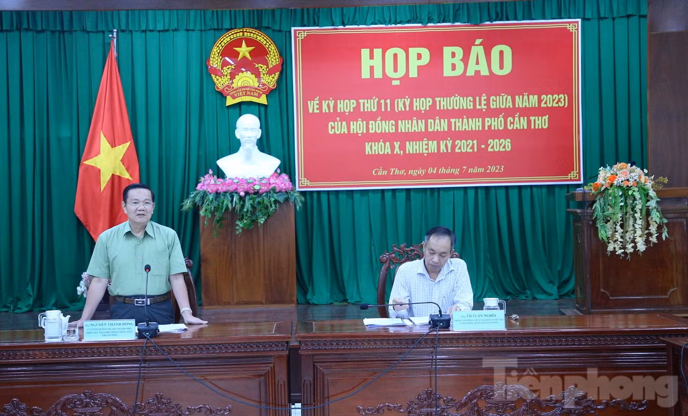 Ông Nguyễn Thành Đông - Phó Chủ tịch HĐND TP. Cần Thơ phát biểu tại buổi họp báo. Ảnh: Nhật Huy.
