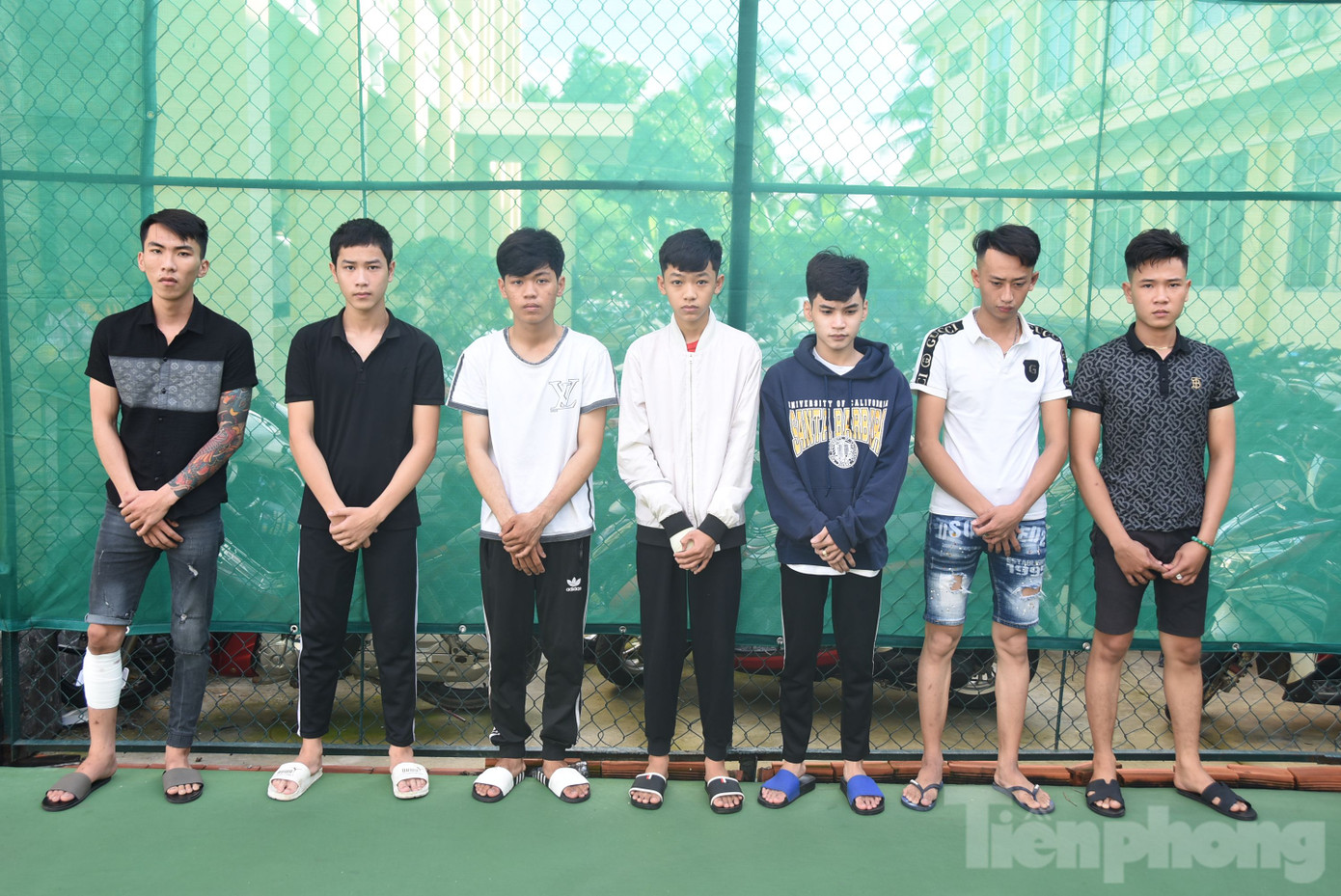 Các đối tượng liên quan vụ gây rối trật tự công cộng được triệu tập đến Công an thành phố Mỹ Tho làm việc. Ảnh Trọng Tín.