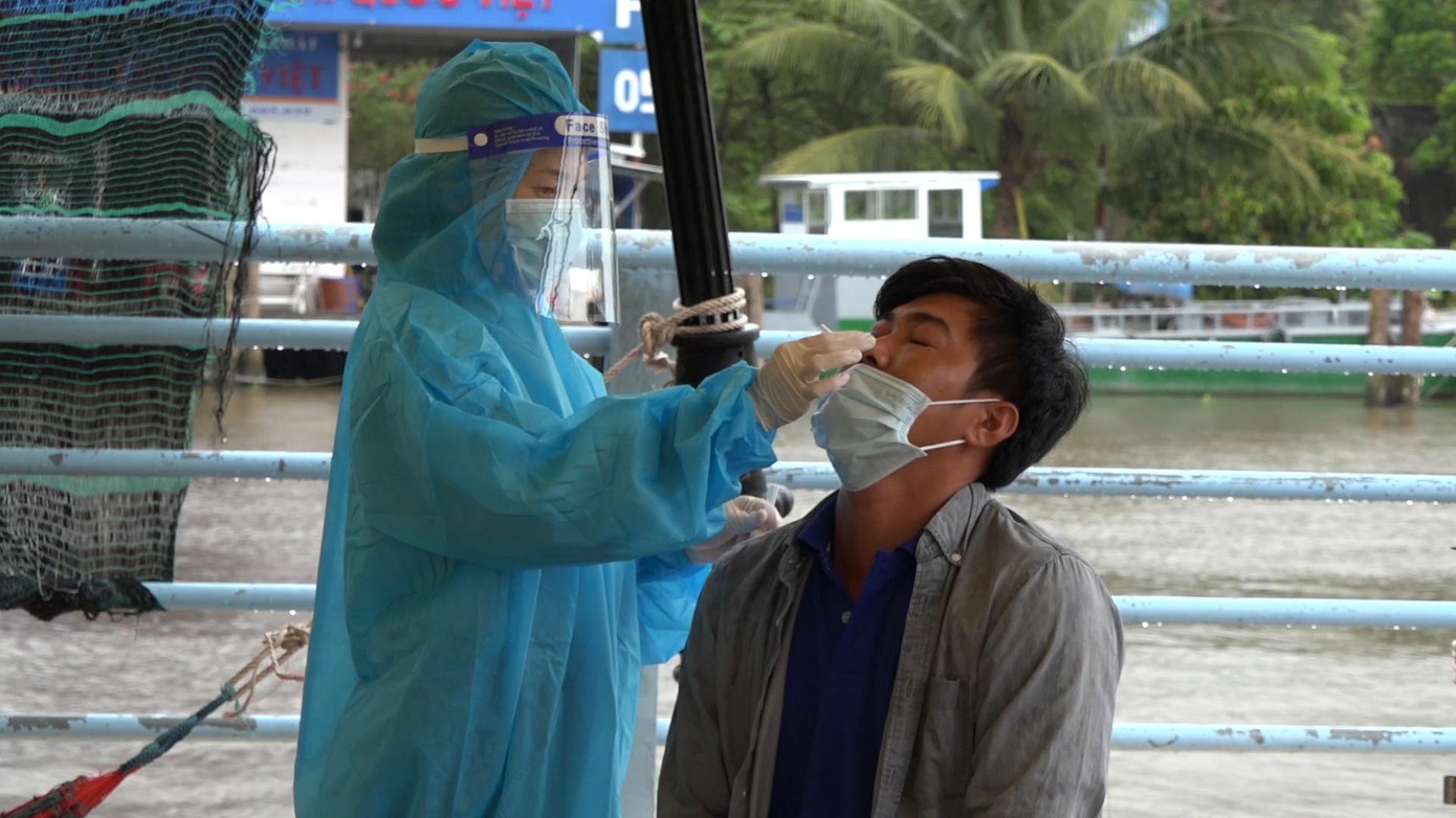Lấy mẫu xét nghiệm COVID-19 tại chốt đường thuỷ. Lấy mẫu xét nghiệm COVID-19 tại chốt đường thuỷ.