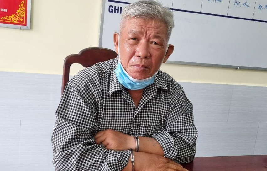 Trần Xuân Hồng tại cơ quan công an. Trần Xuân Hồng tại cơ quan công an.