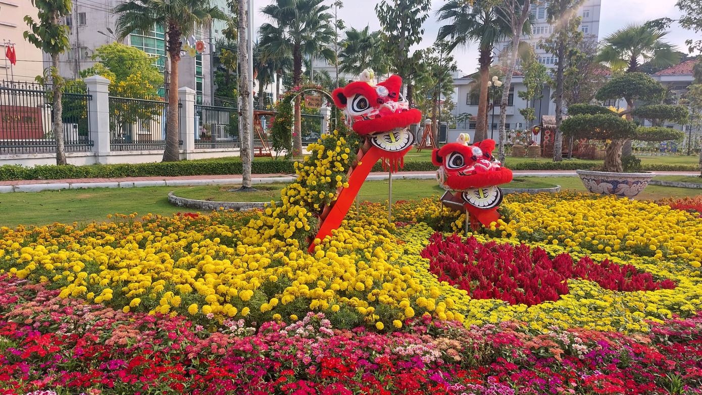 Thiếu tá Lâm Thanh Điền - Phòng Cảnh sát cơ động Công an tỉnh Sóc Trăng, cho biết: "Mở cửa trụ sở UBND tỉnh cho người dân vào tham quan, chụp ảnh thể hiện sự gần gũi giữa nhân dân với chính quyền. Ai vào cũng vui vẻ, thích thú khi được đi lại thoải mái, chụp ảnh vô tư với những cảnh đẹp".