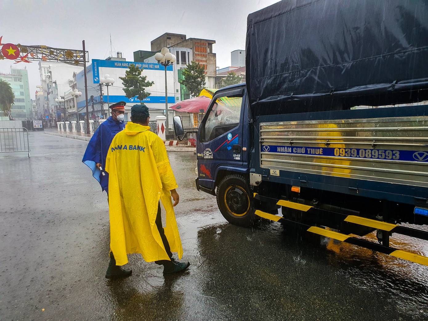 Dịch COVID-19 biến thể mới lây lan rất nhanh trong cộng đồng nên khi được điều động tham gia chống dịch cùng địa phương, không ít chiến sĩ cảm thấy lo lắng. Song, trên hết vì sức khỏe, an toàn và cuộc sống bình yên của nhân dân, cán bộ, chiến sĩ dân quân thành phố luôn sẵn sàng, thực hiện nghiêm sự phân công của đơn vị, phối hợp hiệu quả với các lực lượng địa phương ngăn chặn, dập dịch.