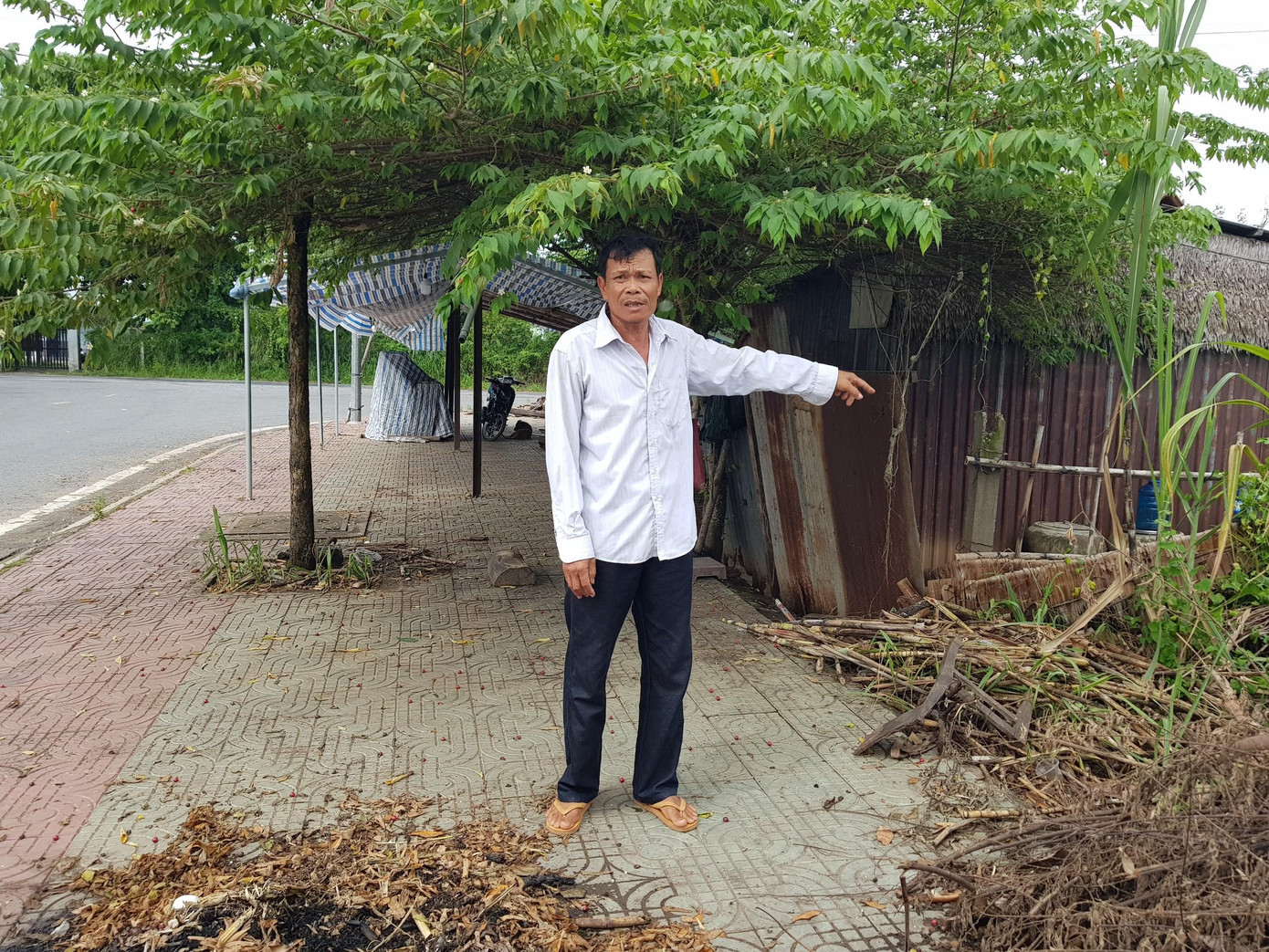 Ông Hùng chỉ tay vào khu đất bị nhà nước thu hồi làm dự án tuyến đường số 1.