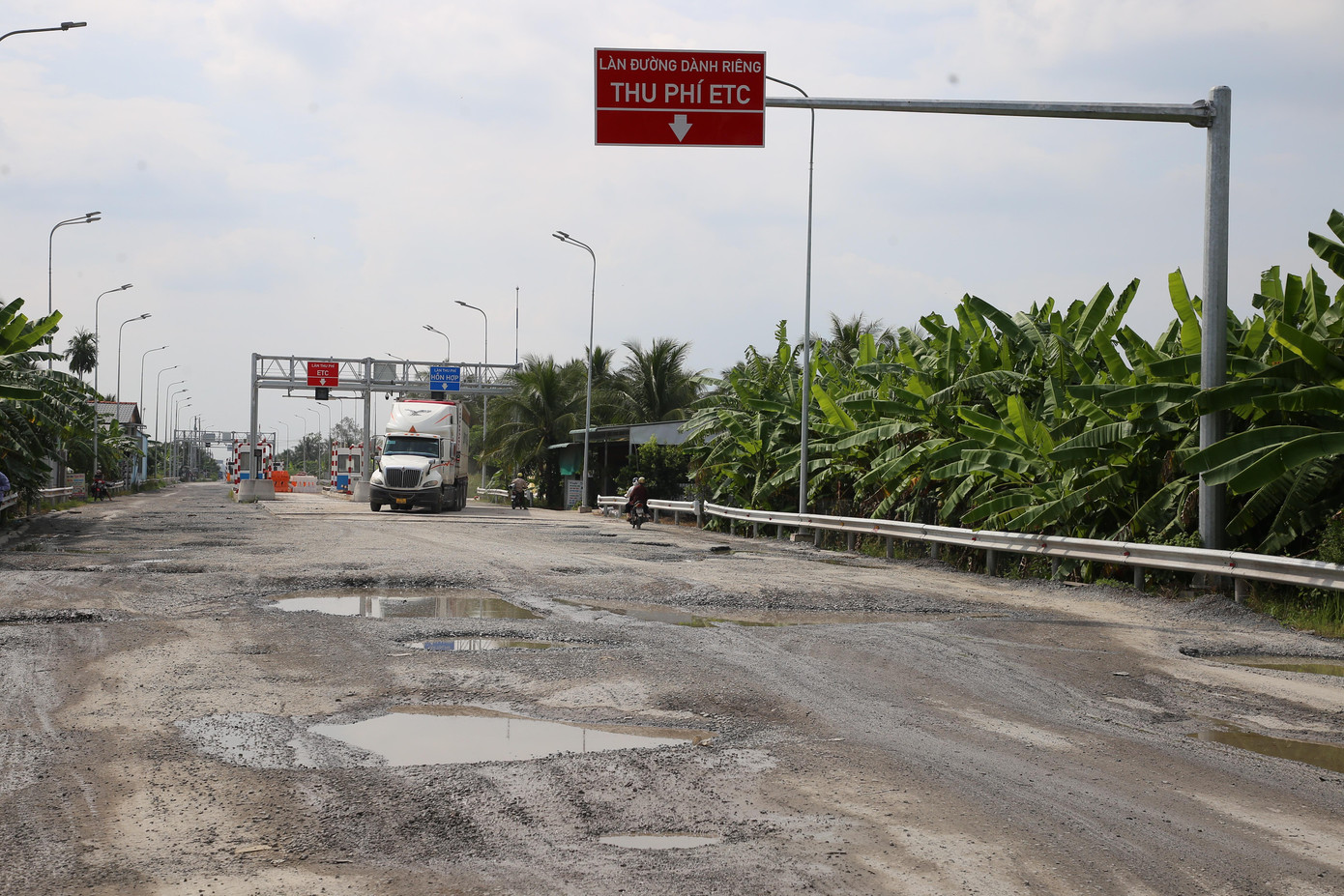 Đại diện BOT Cai Lậy cho biết, trước đó, khu vực đặt trạm thu phí trên tuyến tránh được thi công khoảng 90%. Tuy nhiên, khi chuẩn bị thảm nhựa thì dịch COVID-19 bùng phát nên công trình phải tạm dừng trong thời gian dài dẫn đến xuất hiện nhiều ổ gà, ổ voi sau những trận mưa lớn.