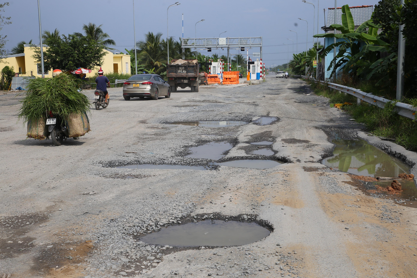 Cuối tháng 10/2021, Thường trực Ban An toàn giao thông tỉnh Tiền Giang phối hợp với Chi Cục quản lý đường bộ IV.3 và Công ty TNHH Đầu tư Quốc lộ 1 Tiền Giang tổ chức khảo sát hiện trường và thống nhất yêu cầu Công ty TNHH Đầu tư Quốc lộ 1 Tiền Giang kể từ ngày 27/10/2021 tiến hành sửa chữa hư hỏng mặt đường đoạn 2 đầu Trạm thu phí đang xây dựng, dặm vá ổ gà phát sinh trên tuyến tránh thị xã Cai Lậy đoạn Km1987+360 đến Km 2014 (QL1).