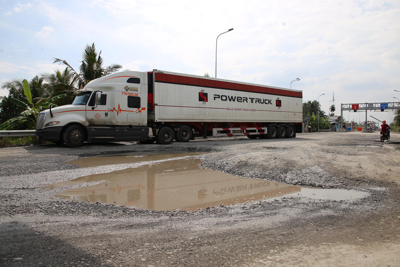 Theo Ban An toàn giao thông tỉnh Tiền Giang, từ ngày 17/11 đến nay, Chi cục Quản lý đường bộ IV.3 giao Công ty 866 Thành Nam (đơn vị bảo trì) tiến hành sửa chữa mặt đường hư hỏng tại khu vực nút giao tuyến tránh thị xã Cai Lậy với ĐT 868. Hiện đơn vị thi công đang triển khai đổ đá dày 20cm, cho xe lu... để đảm xe lưu thông an toàn. Dự kiến đến ngày 10/12/2021 sẽ thảm lớp nhựa bê tông, hoàn thành xử lý hư hỏng mặt đường khu vực này.