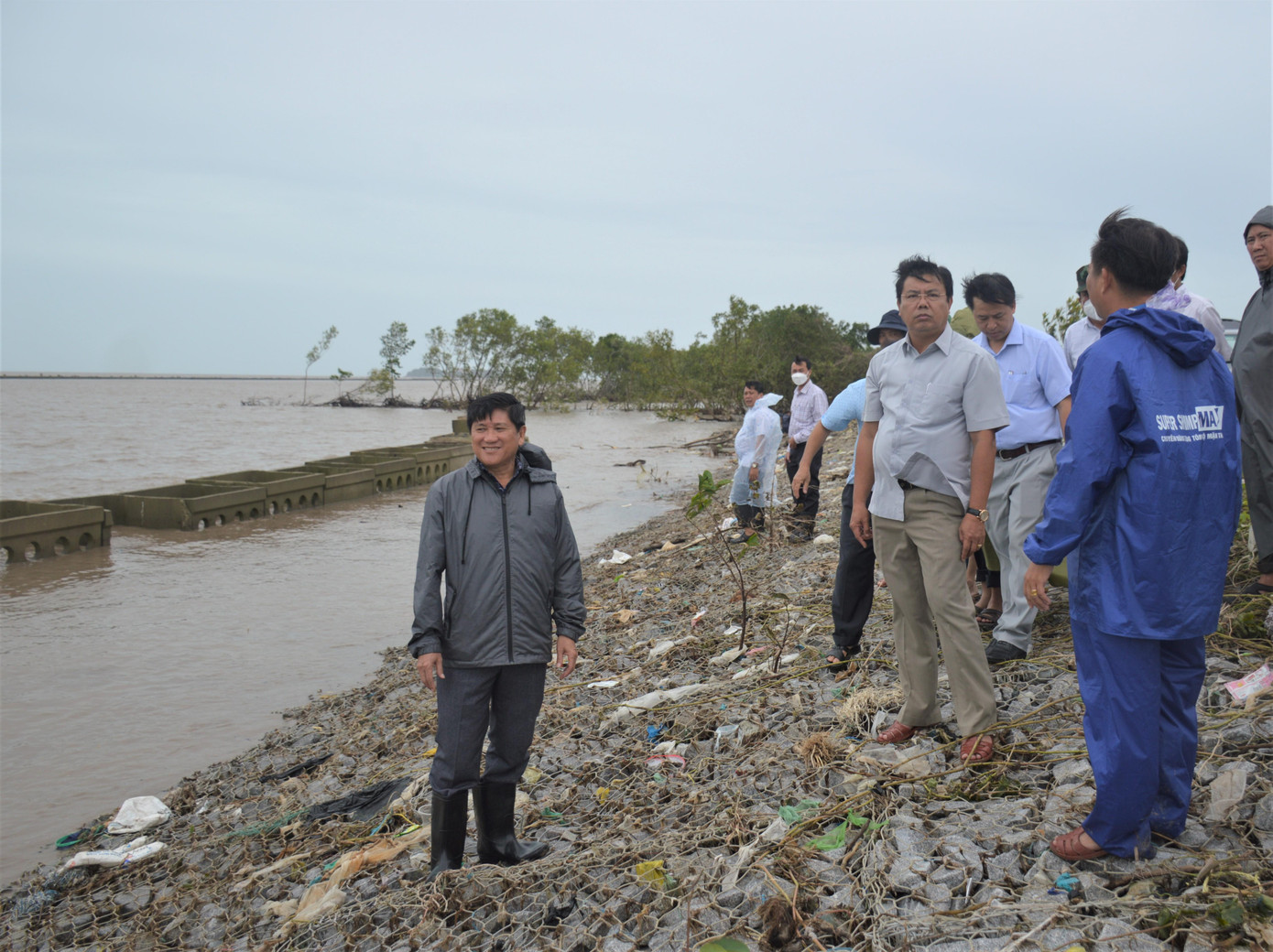 Bí thư Tỉnh ủy Cà Mau kiểm tra tình hình sạt lở tại đê biển Tây. Bí thư Tỉnh ủy Cà Mau kiểm tra tình hình sạt lở tại đê biển Tây.