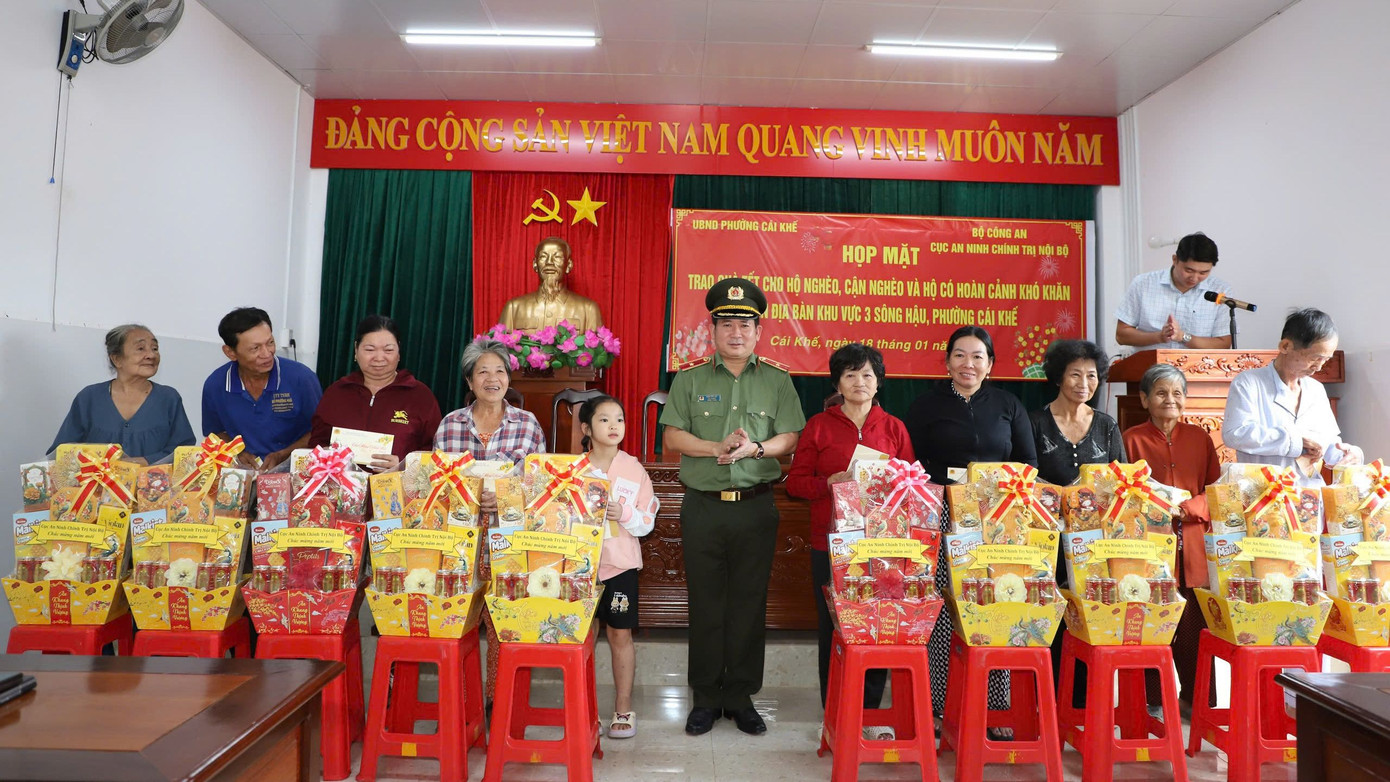 Thiếu tướng Đinh Văn Nơi tặng quà Tết cho gia đình chính sách, hộ nghèo ở Cần Thơ.