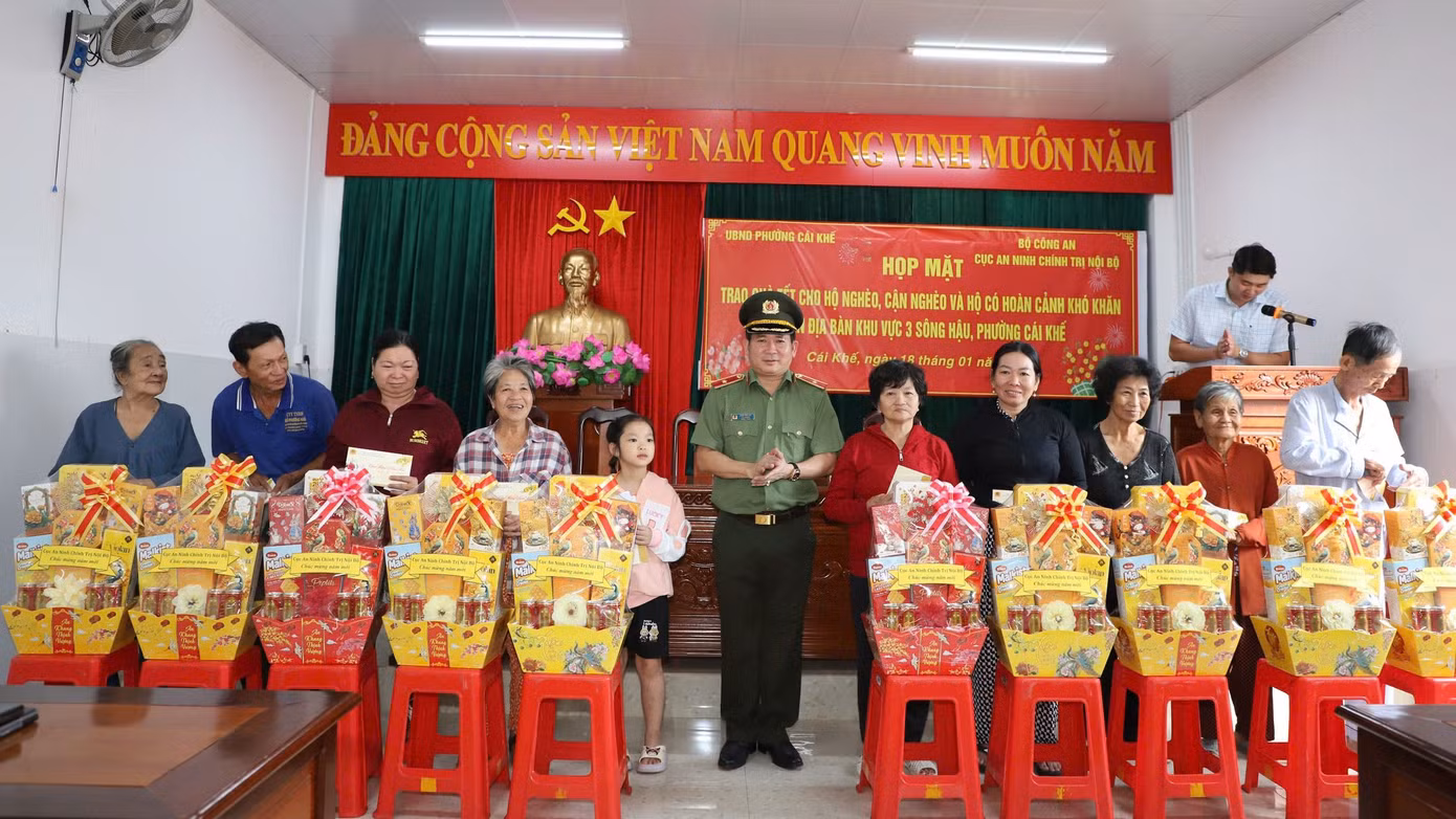 Thiếu tướng Đinh Văn Nơi tặng quà Tết cho gia đình chính sách, hộ nghèo ở Cần Thơ. Thiếu tướng Đinh Văn Nơi tặng quà Tết cho gia đình chính sách, hộ nghèo ở Cần Thơ.