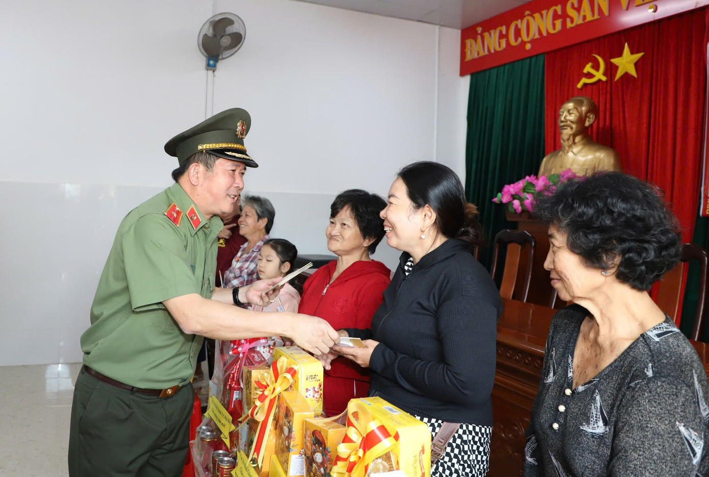 Thiếu tướng Đinh Văn Nơi trao quà Tết cho gia đình chính sách, người có hoàn cảnh khó khăn.