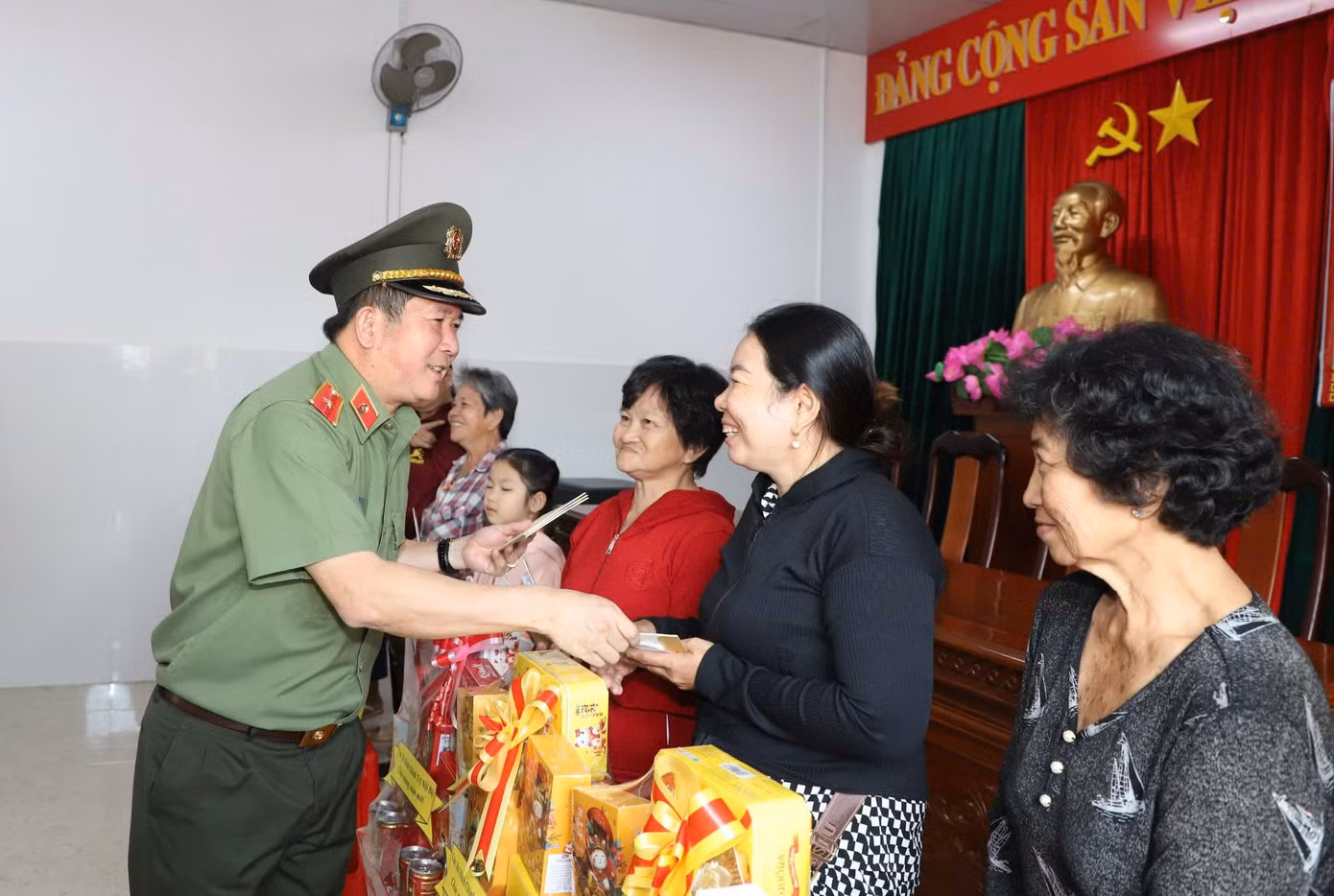 Thiếu tướng Đinh Văn Nơi trao quà Tết cho gia đình chính sách, người có hoàn cảnh khó khăn. Thiếu tướng Đinh Văn Nơi trao quà Tết cho gia đình chính sách, người có hoàn cảnh khó khăn.