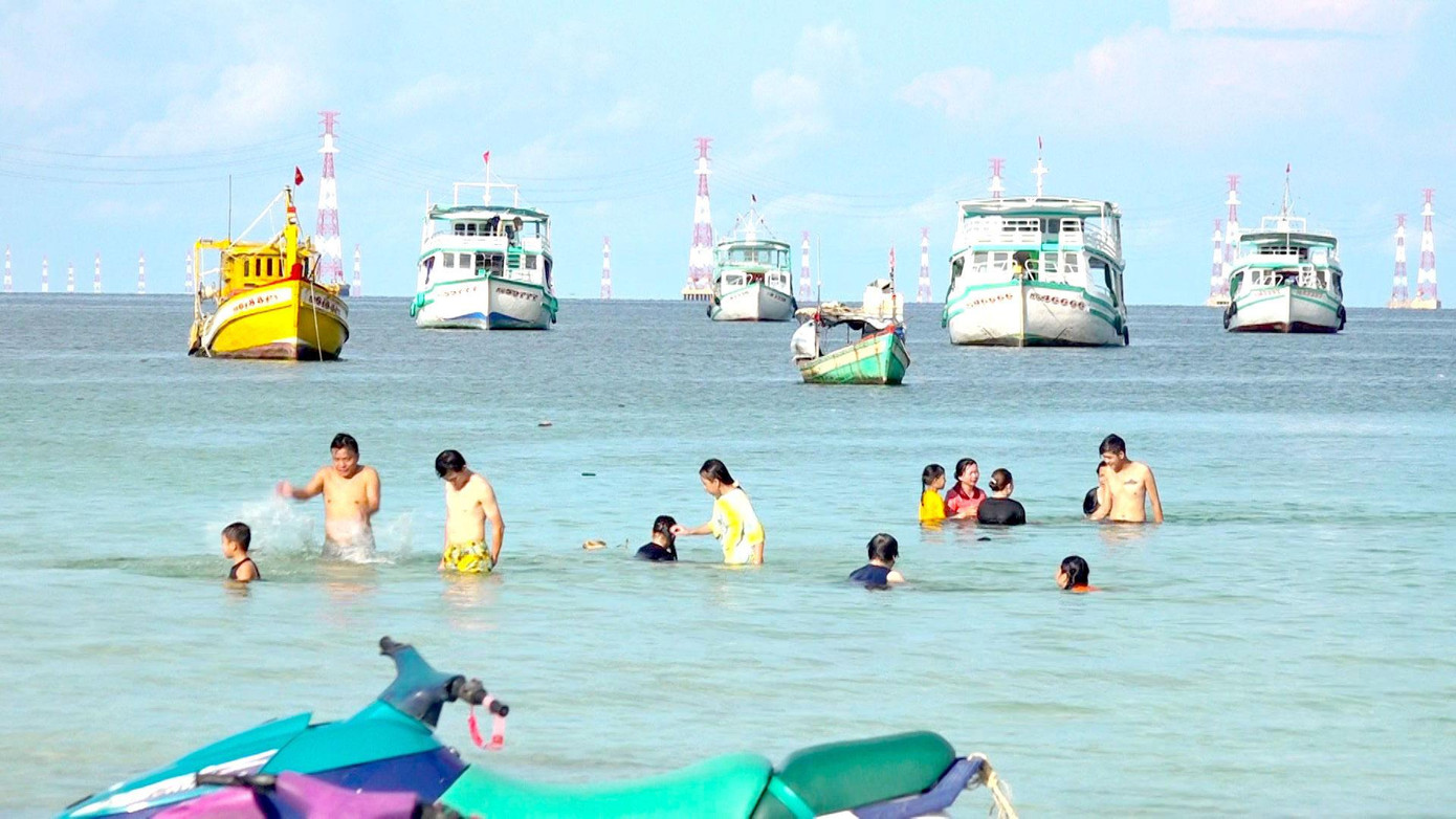 Sở Du lịch Kiên Giang cũng yêu cầu các cơ sở kinh doanh dịch vụ du lịch có hồ bơi, bãi biển trên địa bàn phải đảm bảo các điều kiện an toàn cho du khách đến địa phương chơi lễ.