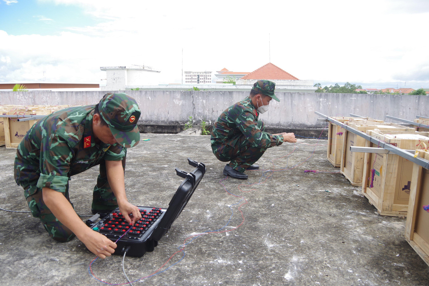 Nhân viên kỹ thuật kết nối dây từng thùng pháo tầm thấp với bảng điều khiển tổng một cách chính xác nhất. Nhân viên kỹ thuật kết nối dây từng thùng pháo tầm thấp với bảng điều khiển tổng một cách chính xác nhất.