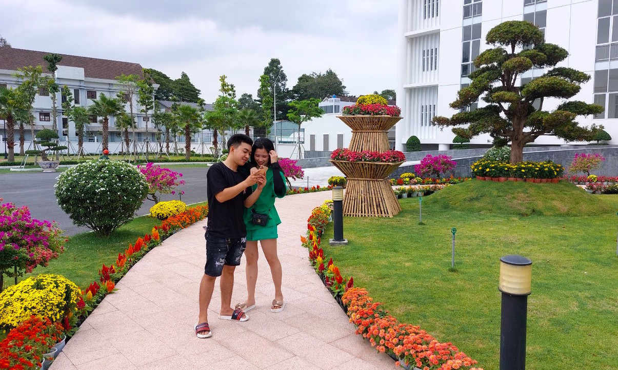 Thời gian mở cửa bắt đầu từ ngày 20 đến 26/1 (tức từ ngày 29 tháng Chạp đến ngày mùng 5 Tết), người dân được tự do vào trụ sở UBND tỉnh Sóc Trăng để tham quan, chụp ảnh, vui chơi..