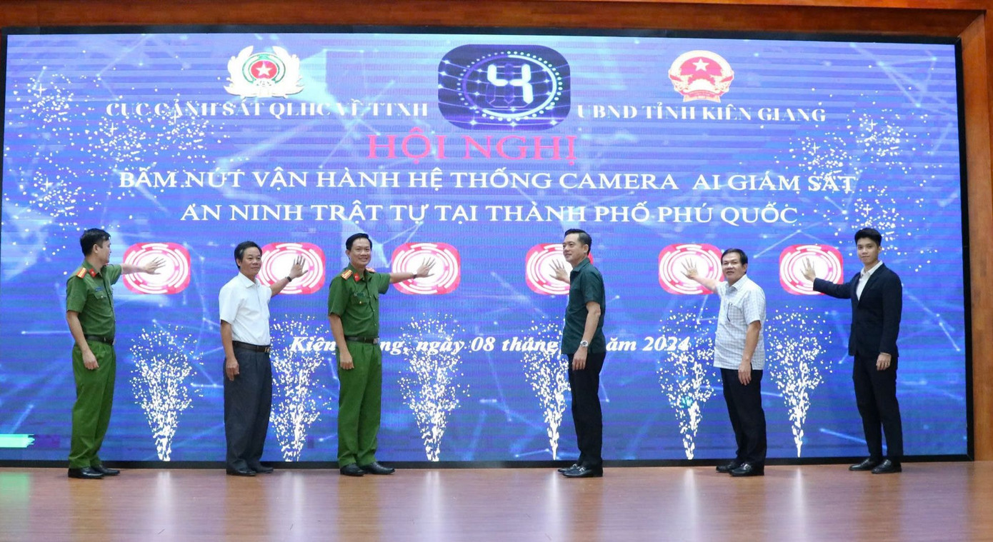 Công an tỉnh Kiên Giang và UBND TP Phú Quốc bấm nút vận hành hệ thống camera AI.