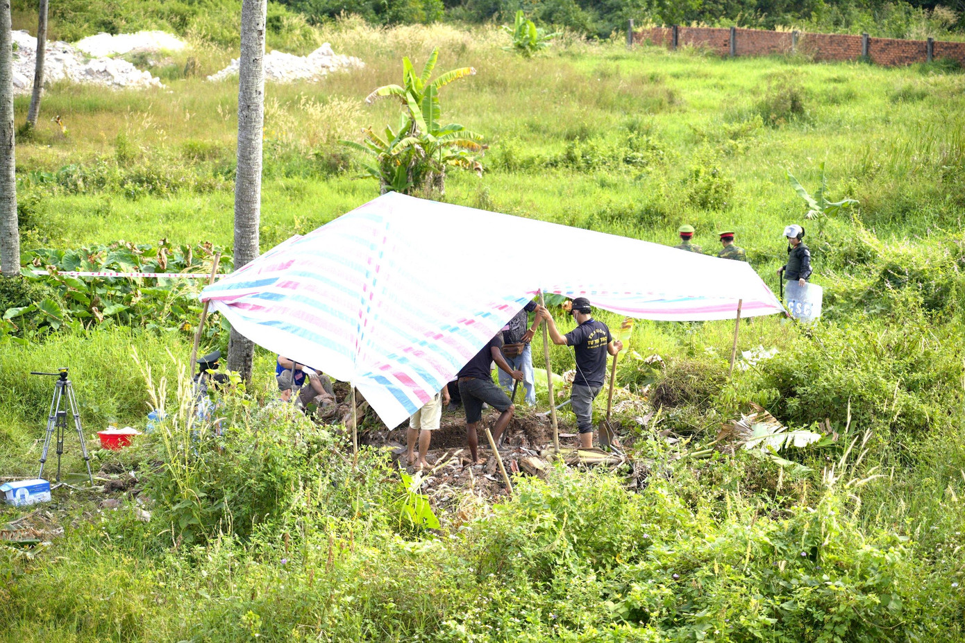 Quang cảnh cưỡng chế, di dời 2 ngôi mộ.