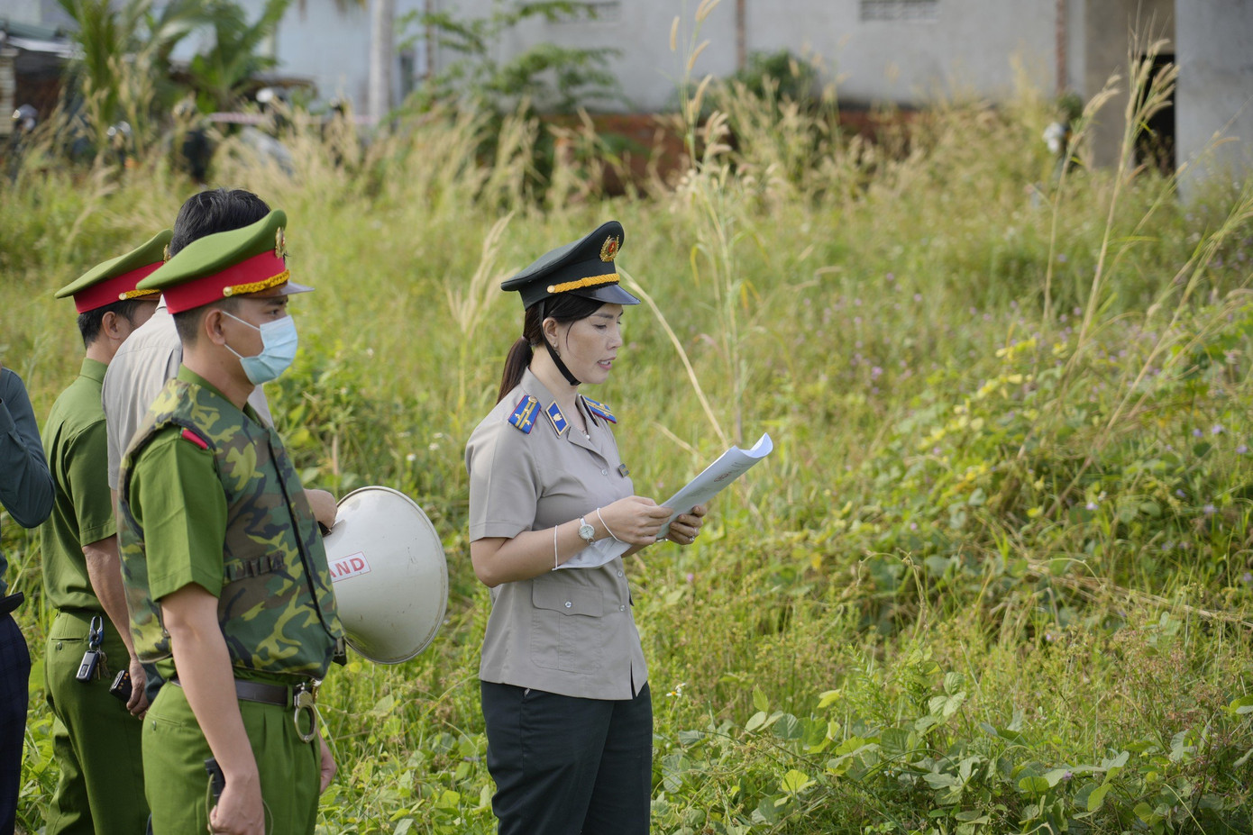 Chấp hành viên đọc quyết định cưỡng chế.