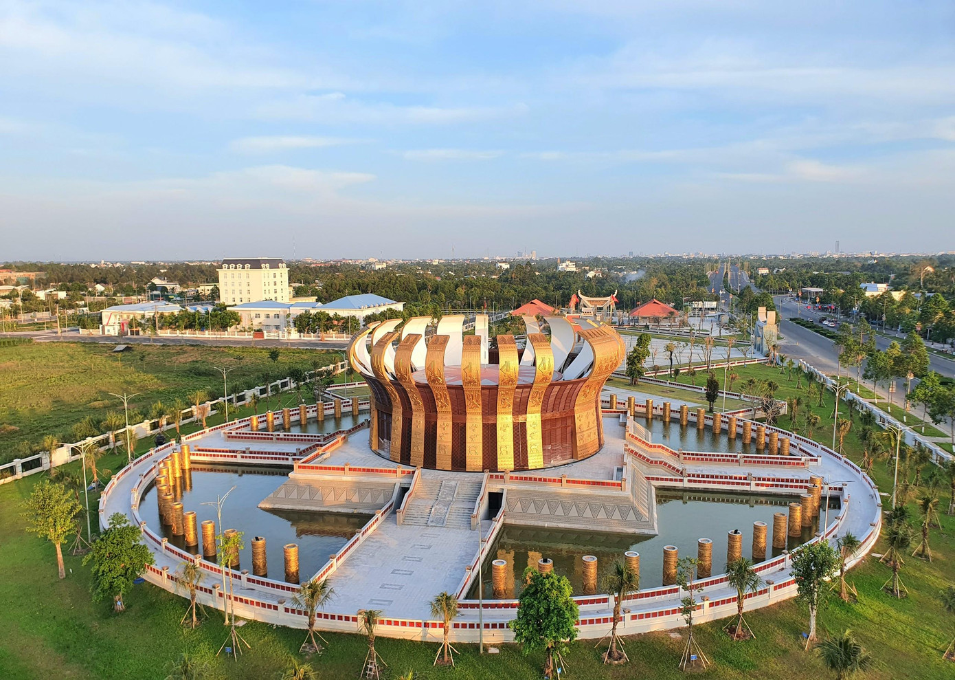 Sau 30 tháng thi công, công trình đền thờ Vua Hùng tại TP. Cần Thơ (toạ lạc tại khu vực 7, phường Bình Thủy, quận Bình Thủy) đã hoàn thành đúng tiến độ. Đây là công trình văn hoá cấp II, với tổng mức đầu tư 129,5 tỉ đồng sẽ được tổ chức lễ khánh thành tối ngày 6/4.