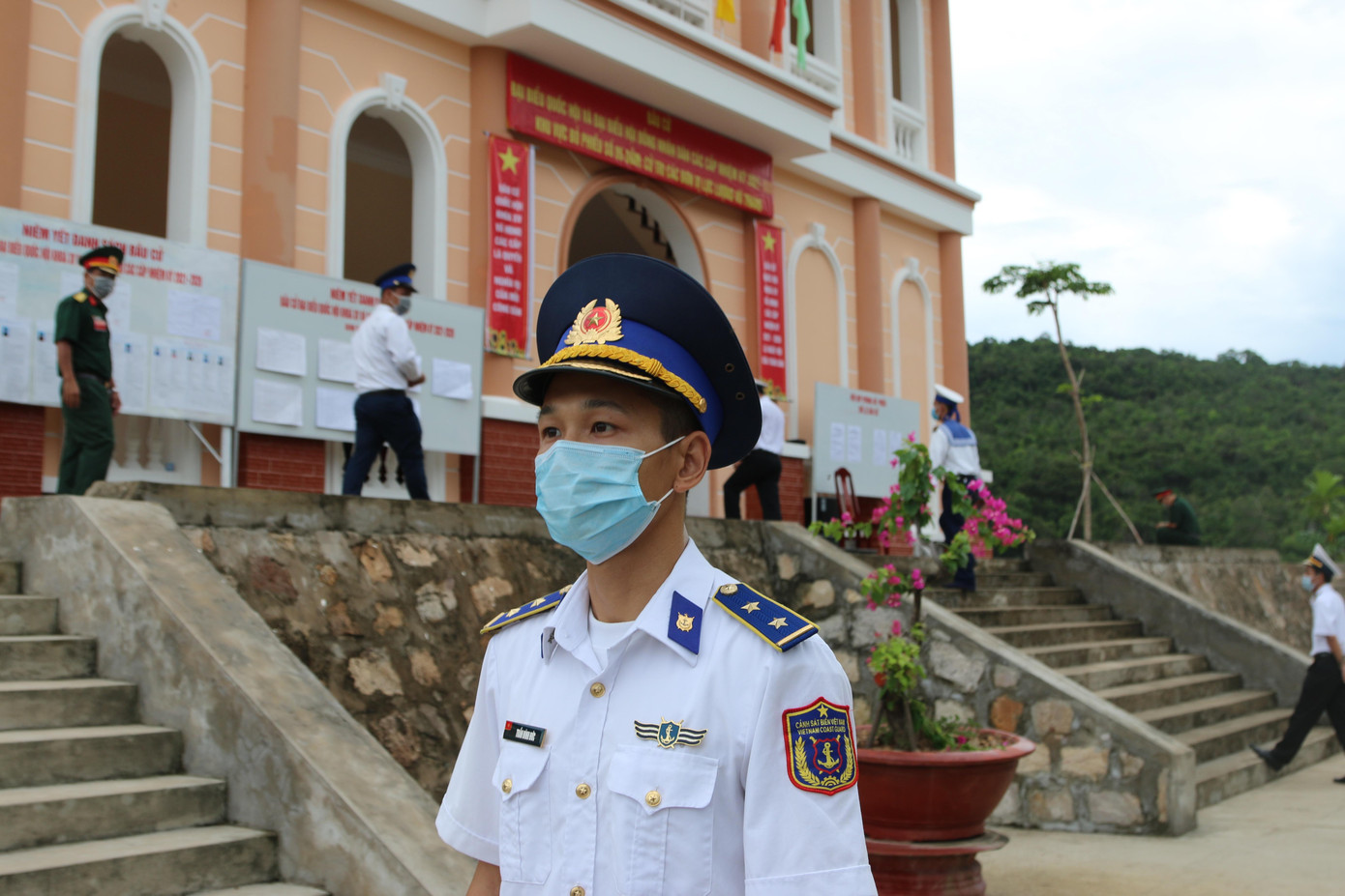 Trung úy Trần Đình Đức – Chính trị viên tàu 4039 - Bộ Tư lệnh Vùng Cảnh sát biển 4, cho biết, tàu đang trên đường thực hiện nhiệm vụ. Tuy nhiên, để thực hiện quyền và trách nhiệm của mình trong việc tham gia bầu cử ĐBQH và HĐND các cấp nhiệm kỳ 2021 – 2026, quân nhân trên tàu đã tập trung về xã đảo Thổ Châu để tham gia bầu cử theo đúng quy định. “Tôi cũng mong muốn các ĐBQH và HĐND các cấp sau khi được cử tri tín nhiệm cần quan tâm hơn nữa đối với đồng bào, chiến sĩ đang thực hiện nhiệm vụ trên hải đảo xa xôi”, Trung úy Đức chia sẻ.