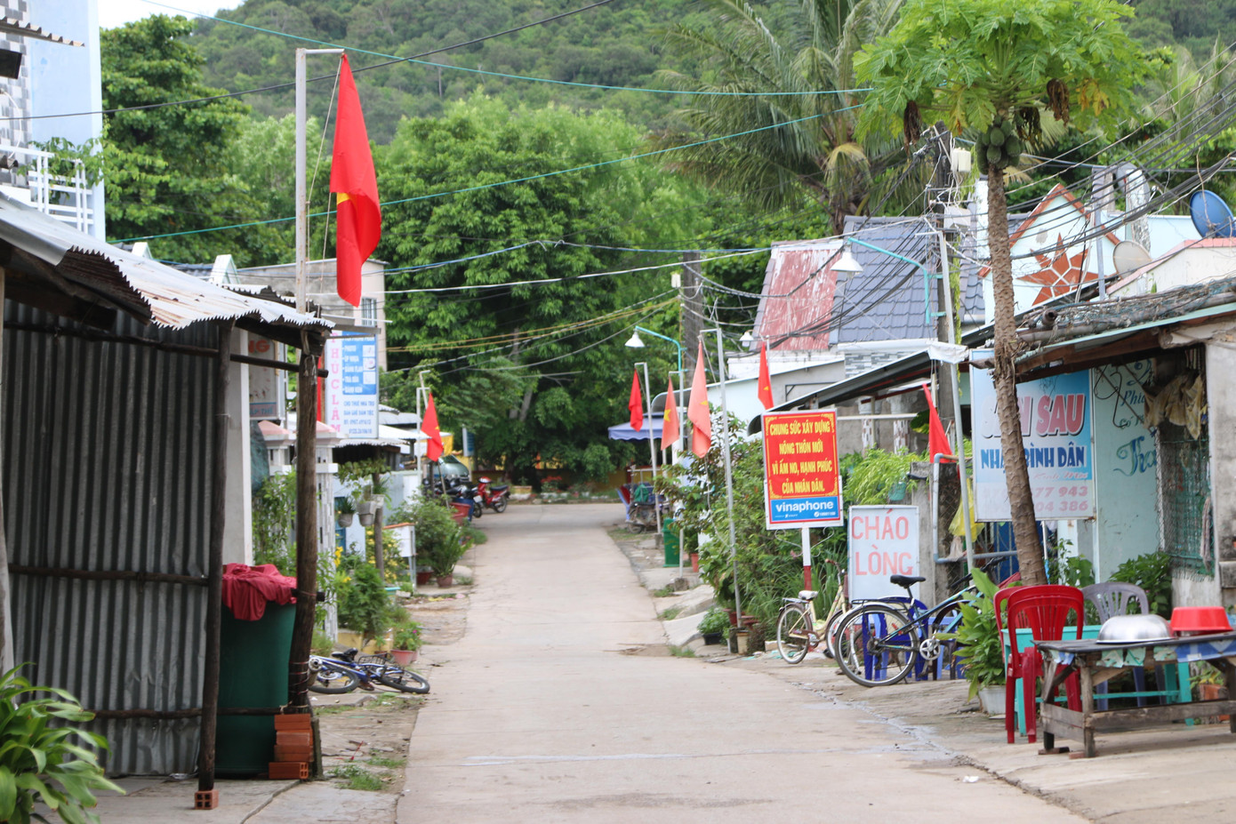 Thổ Chu là xã biên giới hải đảo tiền tiêu phía Tây Nam của Tổ quốc, cách đất liền khoảng 210km và cách trung tâm TP. Phú Quốc 120km, là đảo xa nhất của tỉnh Kiên Giang được Hội đồng bầu cử Quốc gia đồng ý cho xã tổ chức bầu cử sớm 2 ngày. Sáng nay, thời tiết ở xã Thổ Châu tương đối thuận lợi cho dịp bầu cử. - Ảnh Nhật Huy.