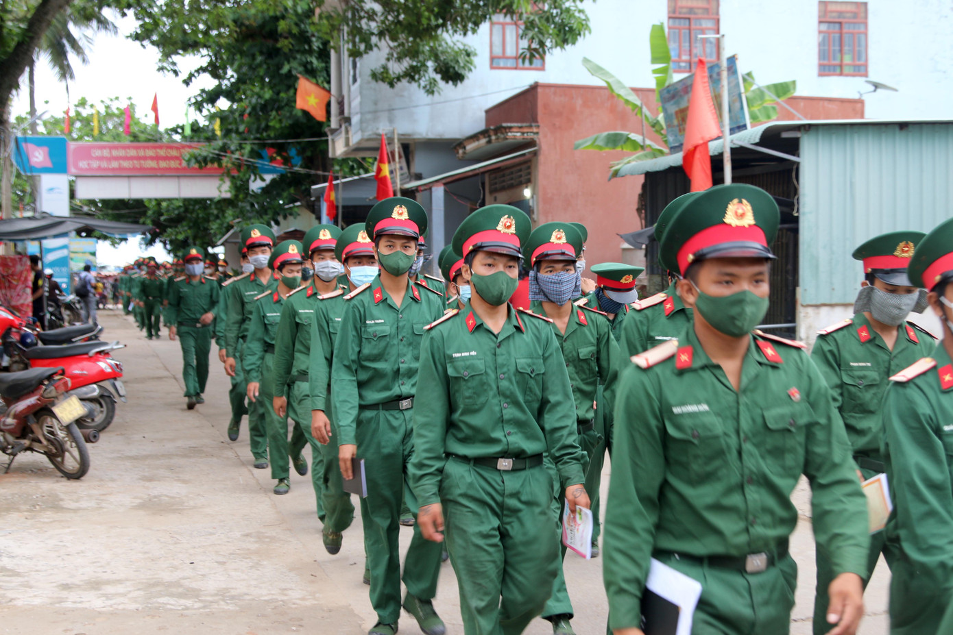 Đúng 7 giờ sáng 21/5, gần 2.000 cử tri thuộc các tầng lớp nhân dân, lực lượng vũ trang đi bầu cử đại biểu Quốc hội khóa XV, Hội đồng Nhân dân các cấp nhiệm kỳ 2021-2026 tại xã Thổ Chu, TP. Phú Quốc, tỉnh Kiên Giang. - Ảnh Nhật Huy.