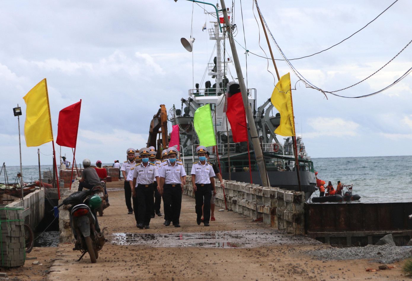 Tàu Cảnh sát biển 4 cập cảng Thổ Chu để tham gia bầu cử.