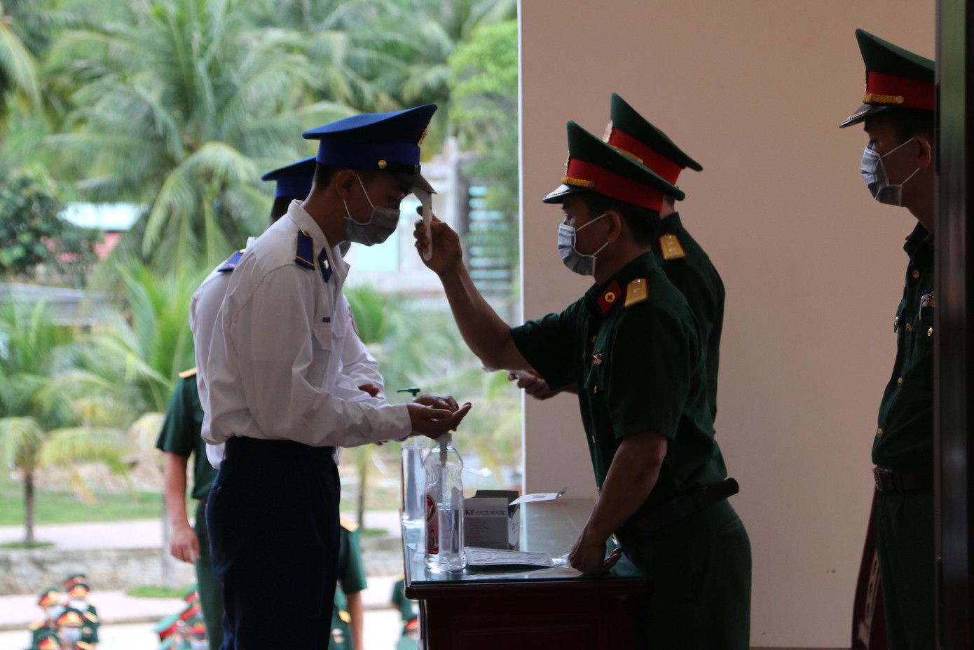 Trước tình hình dịch bệnh COVID -19 diễn biến phức tạp, Ủy ban bầu cử xã Thổ Châu đã chủ động xây dựng kế hoạch, kịch bản sẵn sàng phòng, phòng chống dịch trong ngày bầu cử. Các khu vực bỏ phiếu đều được phun xịt khử khuẩn, đảm bảo công tác phòng chống dịch bệnh COVID-19.