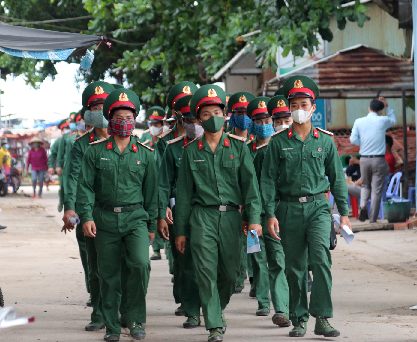 Ngoài các điểm bỏ phiếu trên đảo lớn, ban bầu cử còn tổ chức đưa một thùng phiếu phụ đến đảo Hòn Từ cách xa 7km, tạo điều kiện cho cử tri ở đây thực hiện tốt nghĩa vụ công dân của mình.