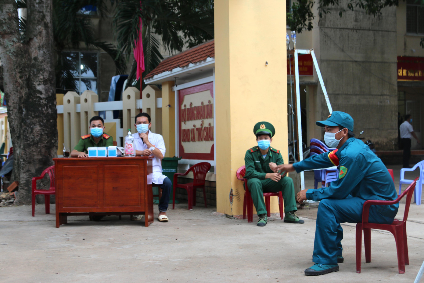 Người dân đến bầu cử sẽ đo thân nhiệt, sát khuẩn, đeo khẩu trang và xếp hàng. Khi ra về thì cũng khử khuẩn để đảm bảo an toàn trong công tác phòng chống dịch. - Ảnh: Nhật Huy.