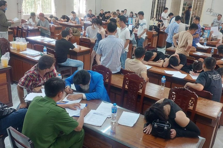 Công an làm việc với 60 người dương tính ma tuý.