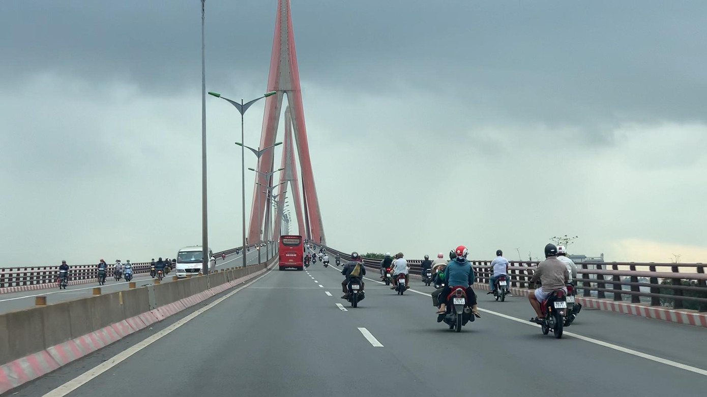 Ghi nhận của PV vào sáng nay (3/5), trên tuyến Quốc lộ 1A, người dân từ các tỉnh miền Tây đổ về TP. HCM tăng nhưng không xảy ra tình trạng ùn ứ.