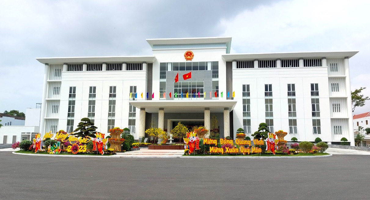 Ông Trần Văn Lâu, Chủ tịch UBND tỉnh Sóc Trăng cho biết, dịp Tết Nguyên đán Quý Mão 2023, UBND tỉnh Sóc Trăng sẽ mở cửa để người dân vào tham quan, vui chơi, giải trí trong khuôn viên trụ sở UBND tỉnh này. Đây là hoạt động nhằm tạo thêm điểm vui chơi trong những ngày Tết cho người dân.