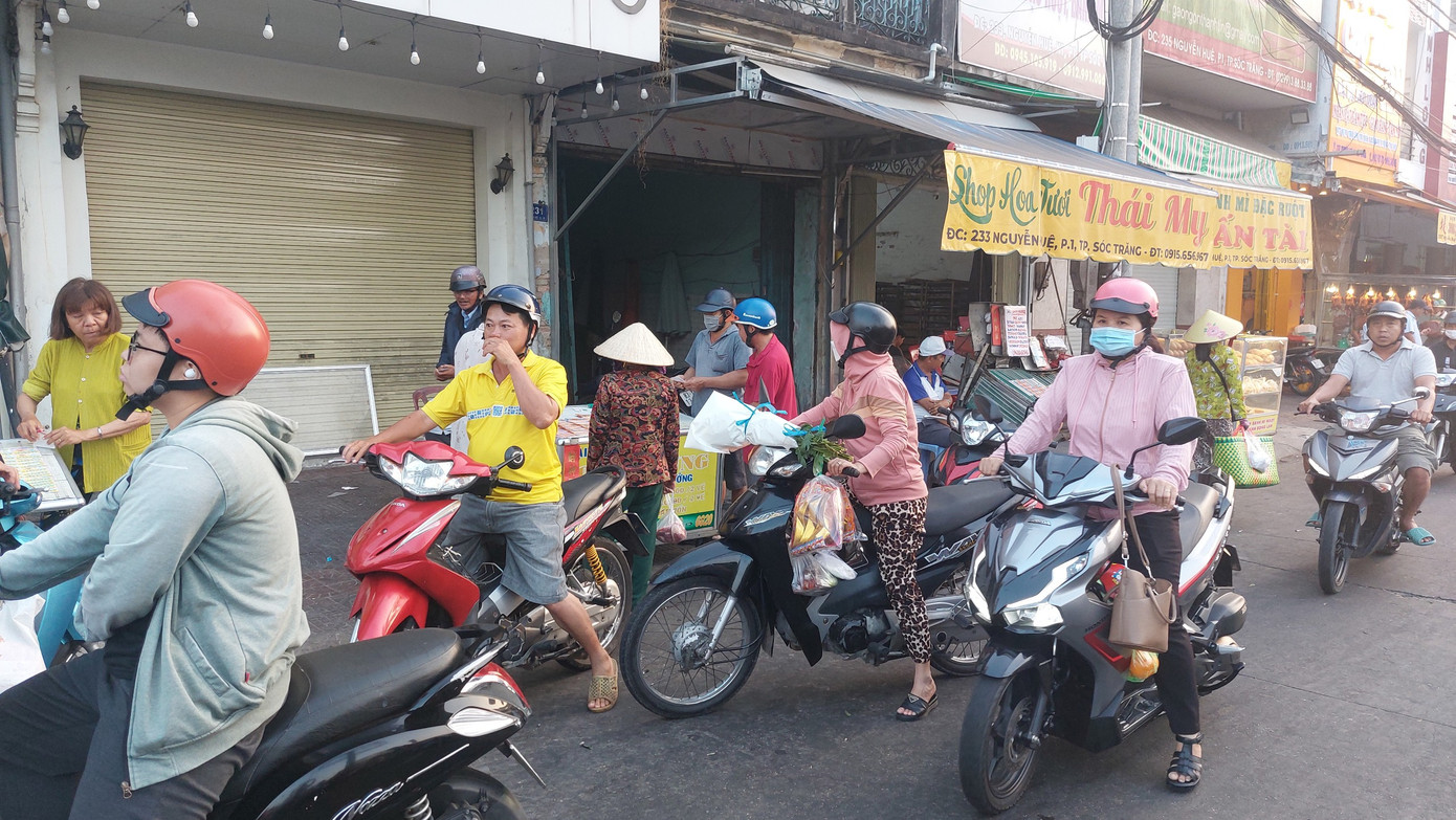 Một số điểm bán vé số trên đường Nguyễn Huệ, phường 1, TP. Sóc Trăng cũng rất đông người tìm vé mang số 10, 24, 39, 79 nhưng đã "cháy hàng".