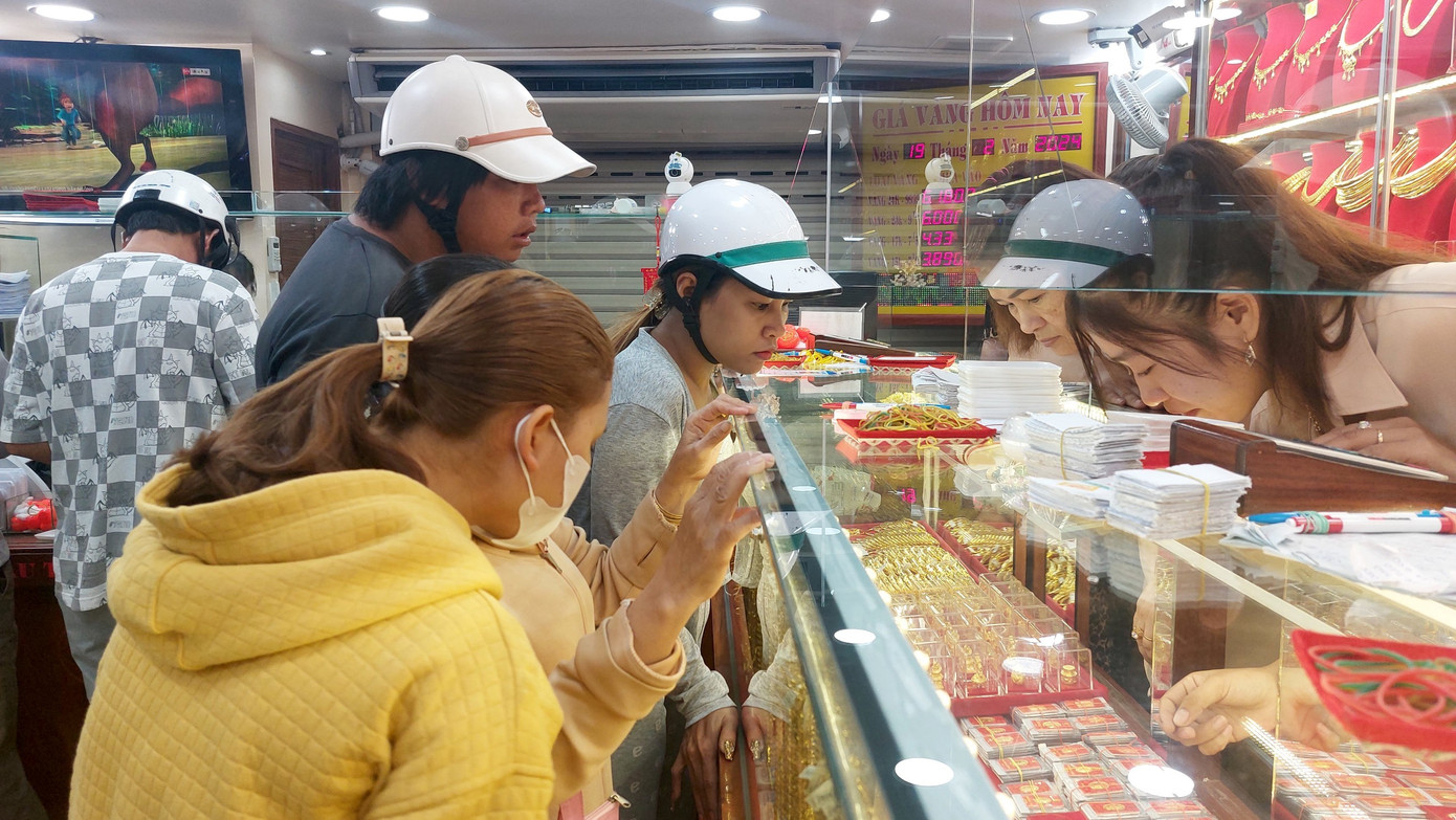 Chị Nguyễn Cẩm Hồng (ngụ TP. Cần Thơ) chia sẻ: “Năm nào cũng vậy, đến ngày vía Thần tài tôi mua 1 - 2 chỉ vàng để cầu tài lộc, may mắn trong năm mới. Tôi thường chuyển khoản đặt cọc cho tiệm vàng trước 2 - 3 ngày để tránh cảnh chen lấn, tiết kiệm được thời gian. Nhìn chung, các sản phẩm vàng năm nay mẫu mã mới lạ, bắt mắt".