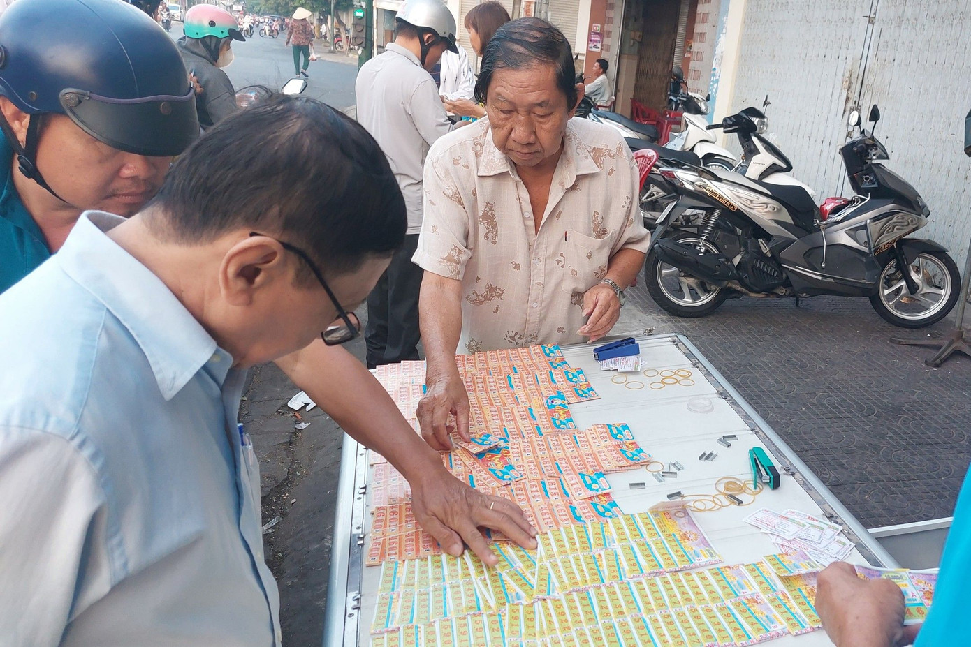 Trong khi đó, nhiều người chọn mua vé xổ số ngày vía Thần tài. Chưa đến 7 giờ sáng mà một số bàn bán vé số trên địa bàn tỉnh Sóc Trăng đã bán gần hết vé. Anh Tâm, chủ một điểm bán vé số trên đường Nguyễn Văn Trỗi, phường 1, TP. Sóc Trăng nói: “Hôm nay tôi lấy hơn 1.000 tờ vé số nhưng đã bán gần hết, chỉ còn khoảng 100 tờ. Có 3 số người dân lùng mua là số 10, 39 và 79 vì đây là các số liên quan đến ngày vía Thần tài nên người mua hi vọng may mắn”.