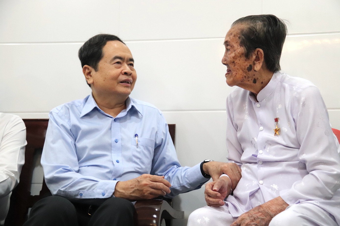 Phó Chủ tịch Thường trực Quốc hội Trần Thanh Mẫn thăm hỏi Mẹ Việt Nam Anh hùng Phùng Thị Khéo. Phó Chủ tịch Thường trực Quốc hội Trần Thanh Mẫn thăm hỏi Mẹ Việt Nam Anh hùng Phùng Thị Khéo.