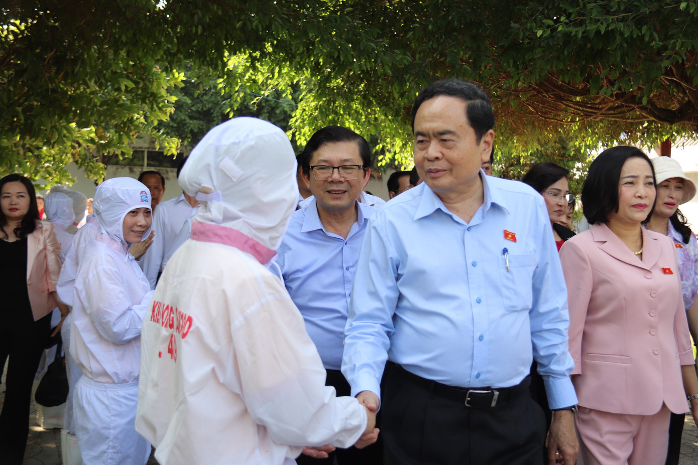 Phó Chủ tịch Quốc hội thăm hỏi công nhân, người lao động. Phó Chủ tịch Quốc hội thăm hỏi công nhân, người lao động.