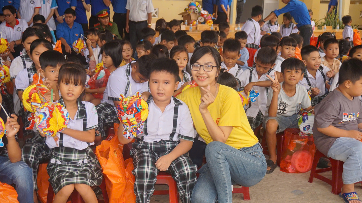 CLB Chia sẻ yêu thương đưa niềm vui tới học sinh, các em nhỏ khó khăn dịp Tết Trung thu. CLB Chia sẻ yêu thương đưa niềm vui tới học sinh, các em nhỏ khó khăn dịp Tết Trung thu.