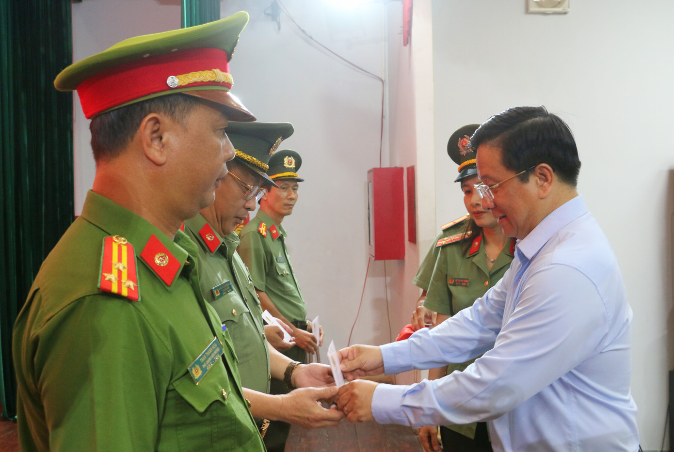 Chủ tịch UBND tỉnh An Giang thưởng nóng cho tập thể, cá nhân có thành tích xuất sắc phá nhanh các vụ án. Chủ tịch UBND tỉnh An Giang thưởng nóng cho tập thể, cá nhân có thành tích xuất sắc phá nhanh các vụ án.