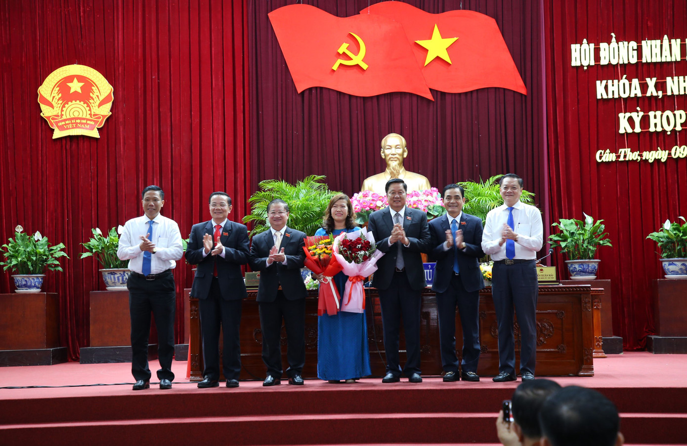 Lãnh đạo Thành uỷ, HĐND, UBND TP. Cần Thơ tặng hoa chúc mừng bà Nguyễn Thị Ngọc Điệp (giữa).