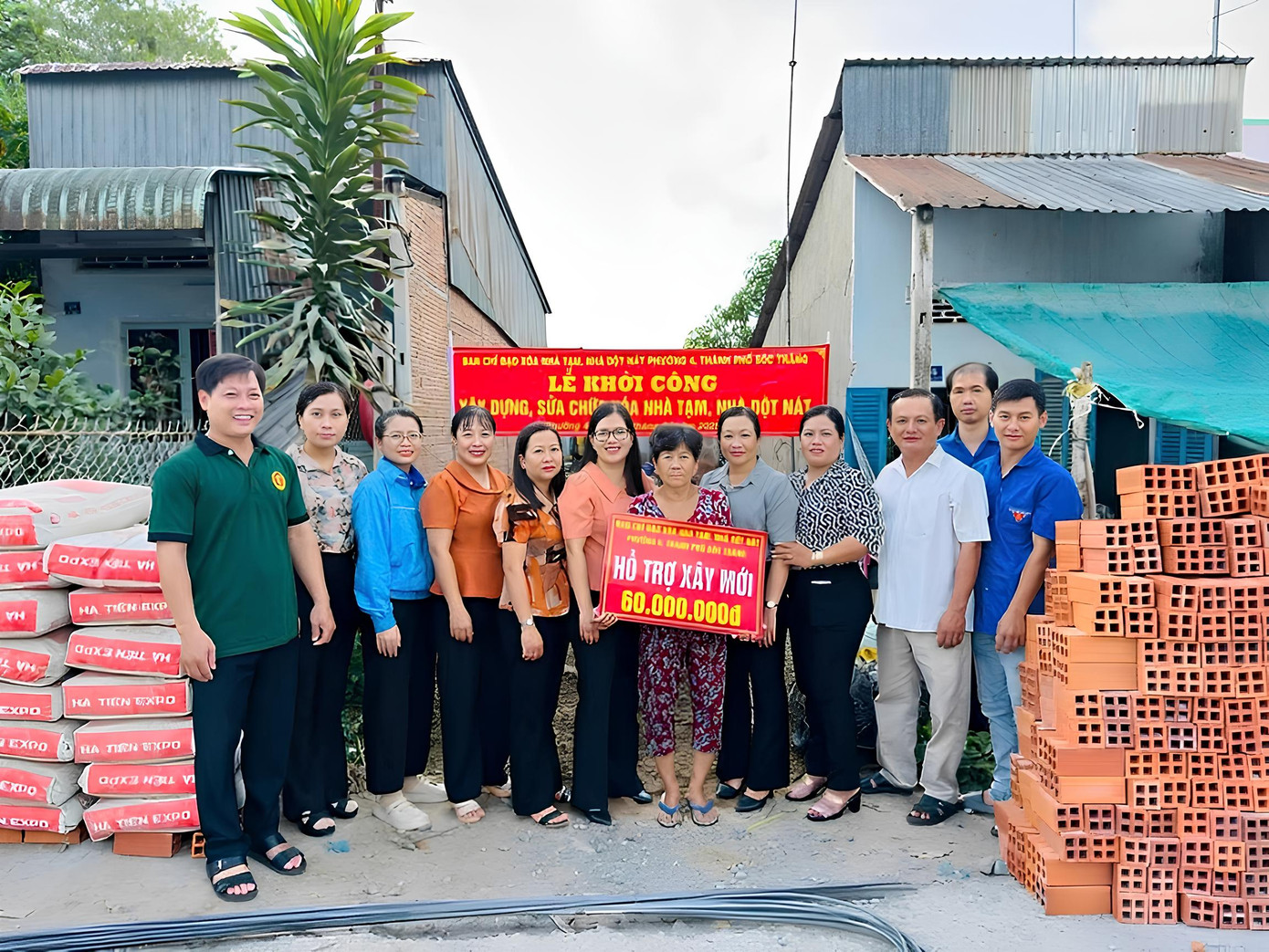 Gần 9.000 căn nhà tạm, dột nát được hỗ trợ. Gần 9.000 căn nhà tạm, dột nát được hỗ trợ.