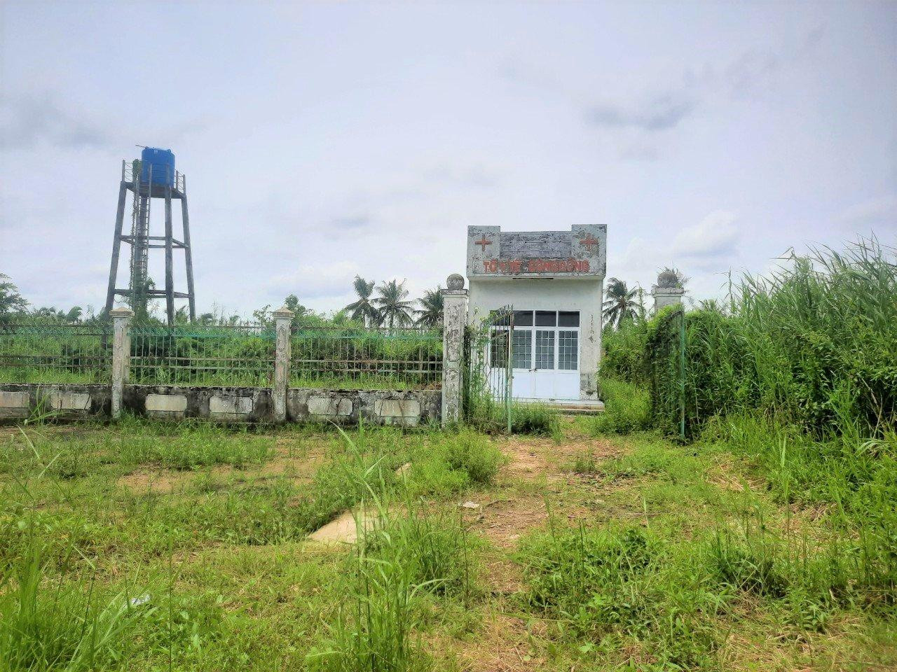 Đài nước nhưng không... có nước và tổ y tế luôn đóng cửa. Đài nước nhưng không... có nước và tổ y tế luôn đóng cửa.