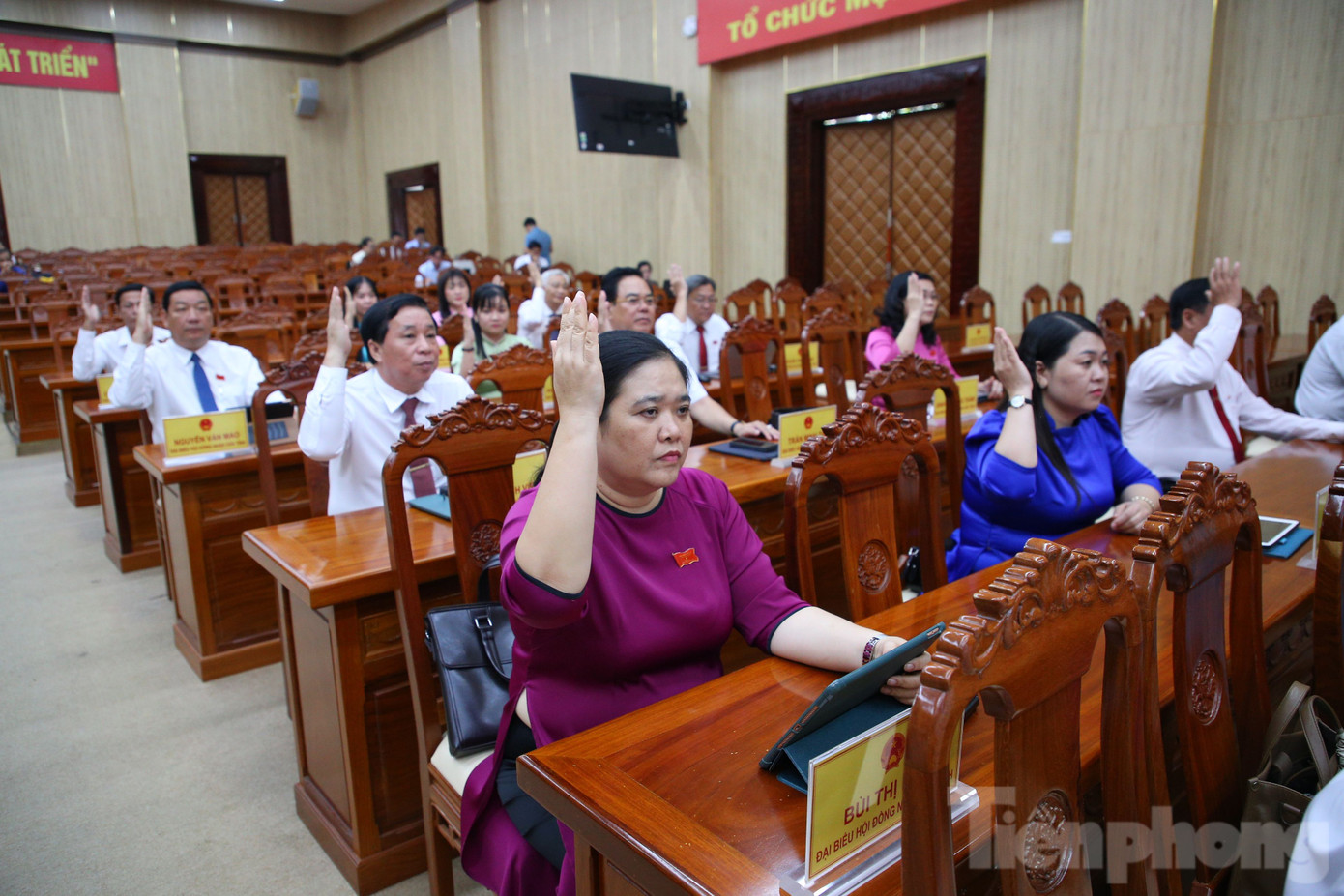 Các đại biểu HĐND tỉnh Kiên Giang biểu quyết thông qua các nghị quyết tại kỳ họp Các đại biểu HĐND tỉnh Kiên Giang biểu quyết thông qua các nghị quyết tại kỳ họp