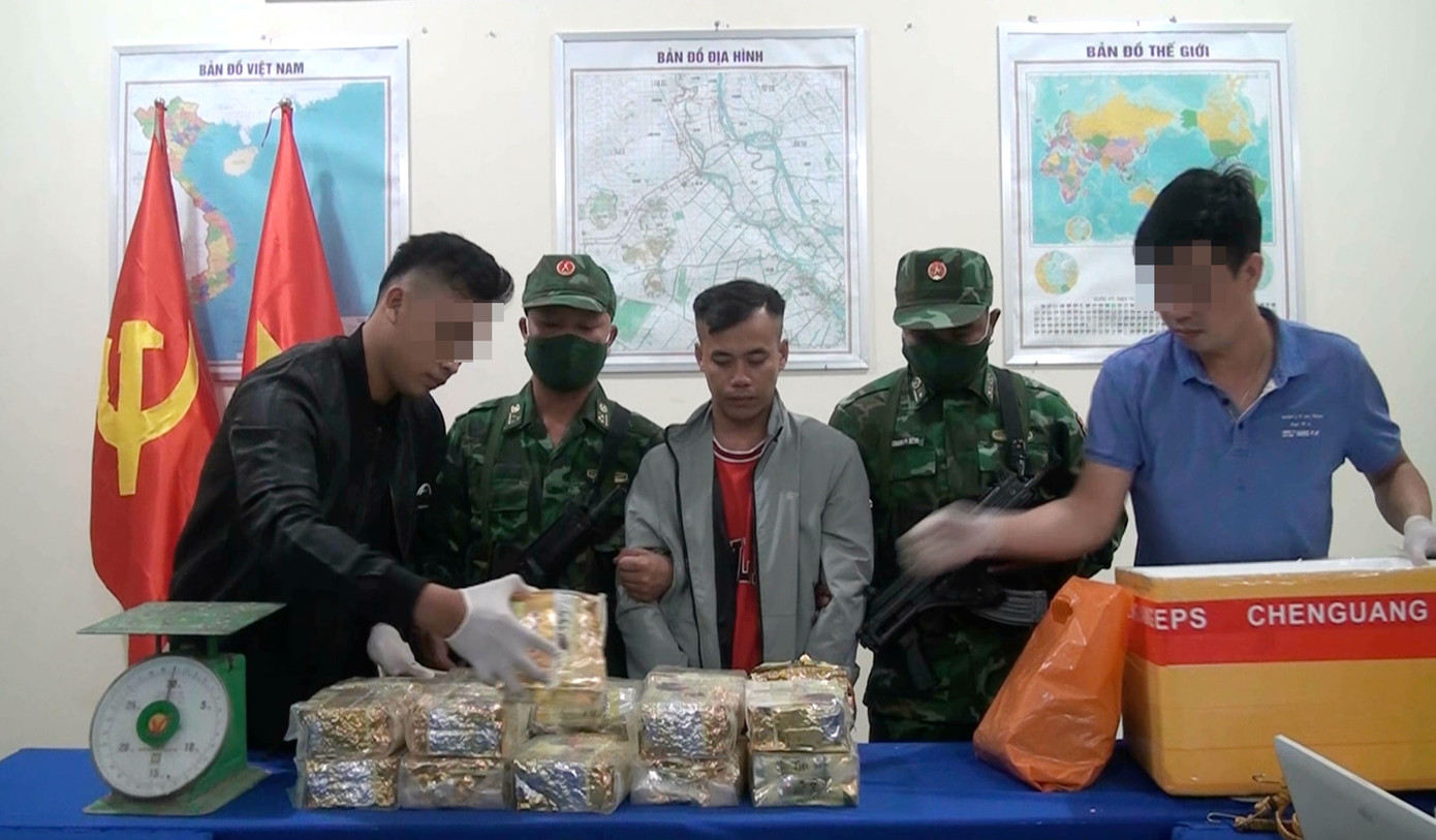 Trình Văn Thông cùng tang vật bị bắt giữ. Trình Văn Thông cùng tang vật bị bắt giữ.