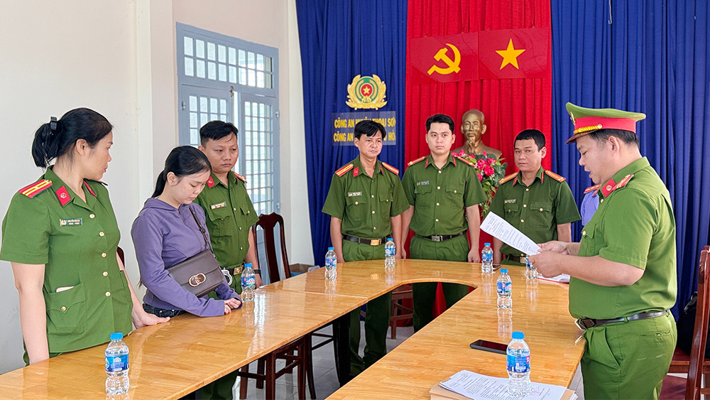 Công an tỉnh An Giang thi hành lệnh bắt tạm giam Nguyễn Thị Kim Phương. Ảnh: Tiến Tầm: