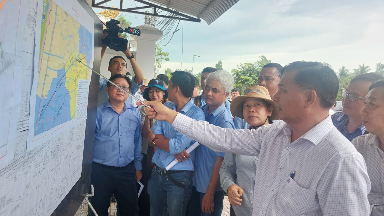 Chủ tịch UBND tỉnh Sóc Trăng Trần Văn Lâu (bên phải) trong chuyến kiểm tra, khảo sát trên địa bàn tỉnh. Ảnh: Xuân Lương. Chủ tịch UBND tỉnh Sóc Trăng Trần Văn Lâu (bên phải) trong chuyến kiểm tra, khảo sát trên địa bàn tỉnh. Ảnh: Xuân Lương.